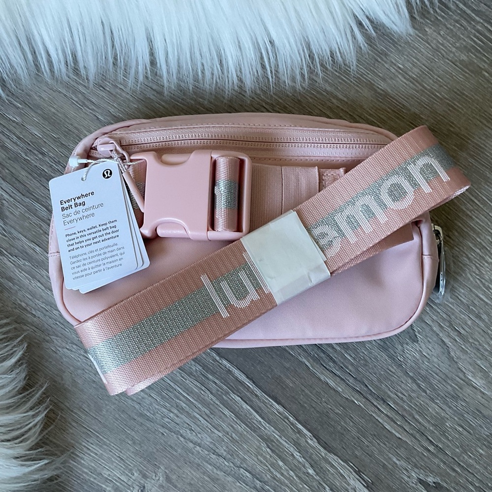 🌸 Lululemon Everywhere Belt Bag 1L Worldmark Pink Mist /Silver/White Opal - Picture 2 of 2